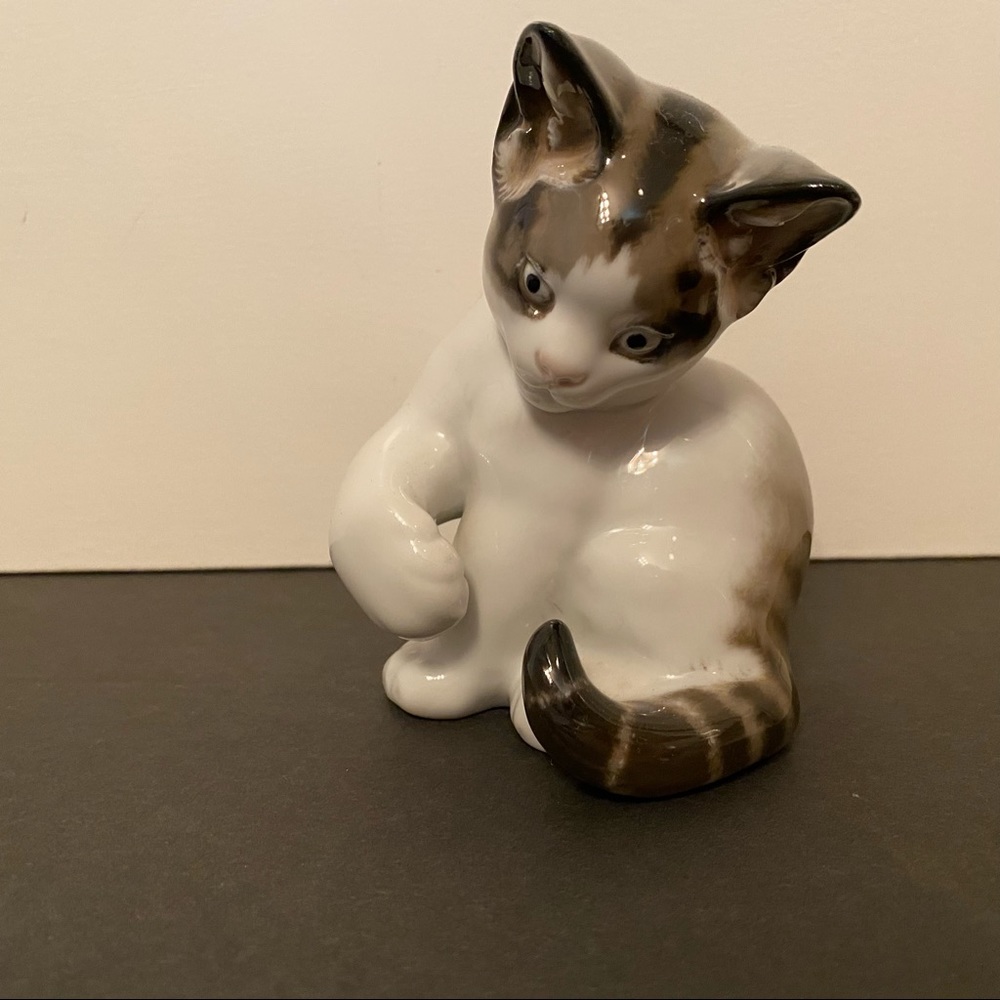 ROSENTHAL VINTAGE CAT FIGURINE WHITE GRAY PORCELAIN CHINA CURLING PAW T. KARNER